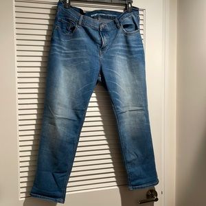 Like new! Women old navy jeans, size 16
